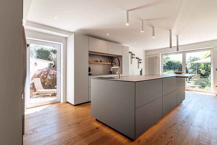 Designer-K&uuml;che im Saarland: Edelstahl trifft Eiche