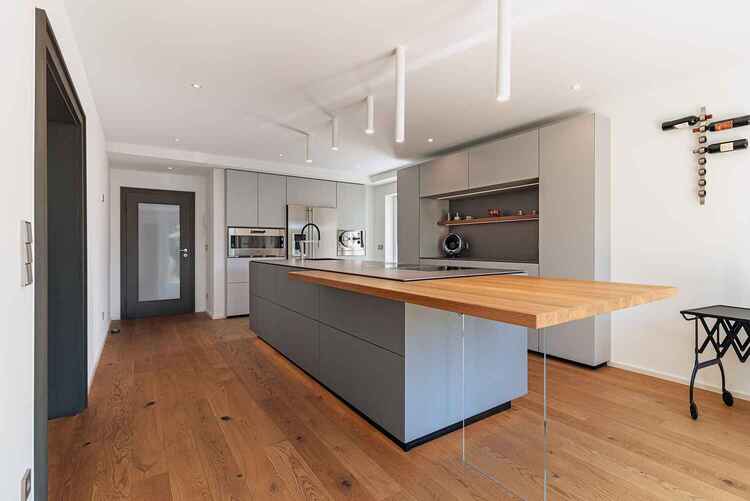 Designer-K&uuml;che im Saarland: Edelstahl trifft Eiche