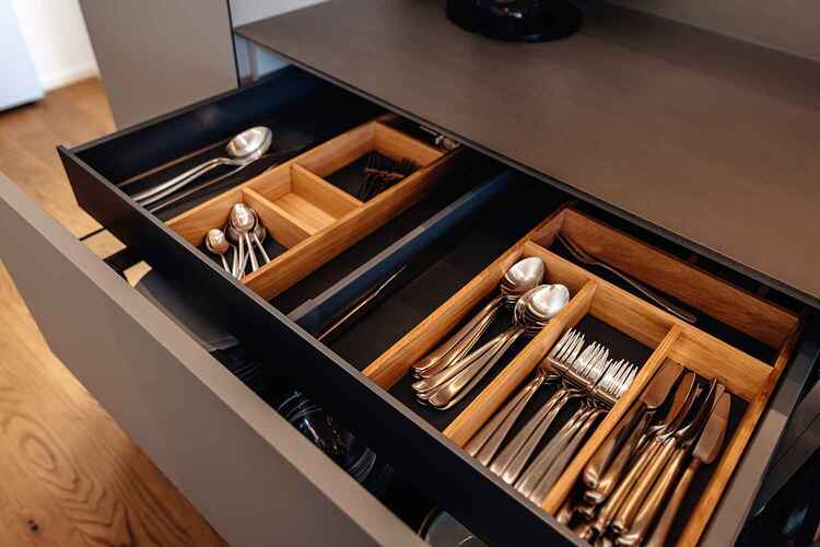 Designer-K&uuml;che im Saarland: Edelstahl trifft Eiche