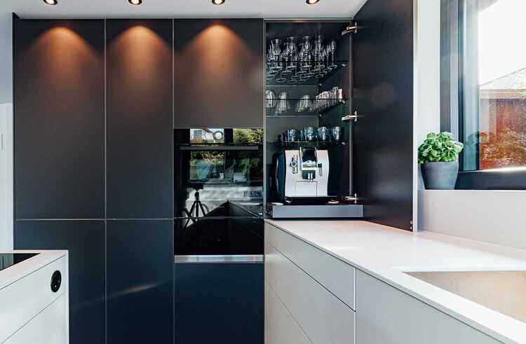 Manufakturk&uuml;che mit Ausblick